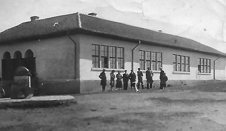 Училището ни в края на 30-тте години на ХХ век.
